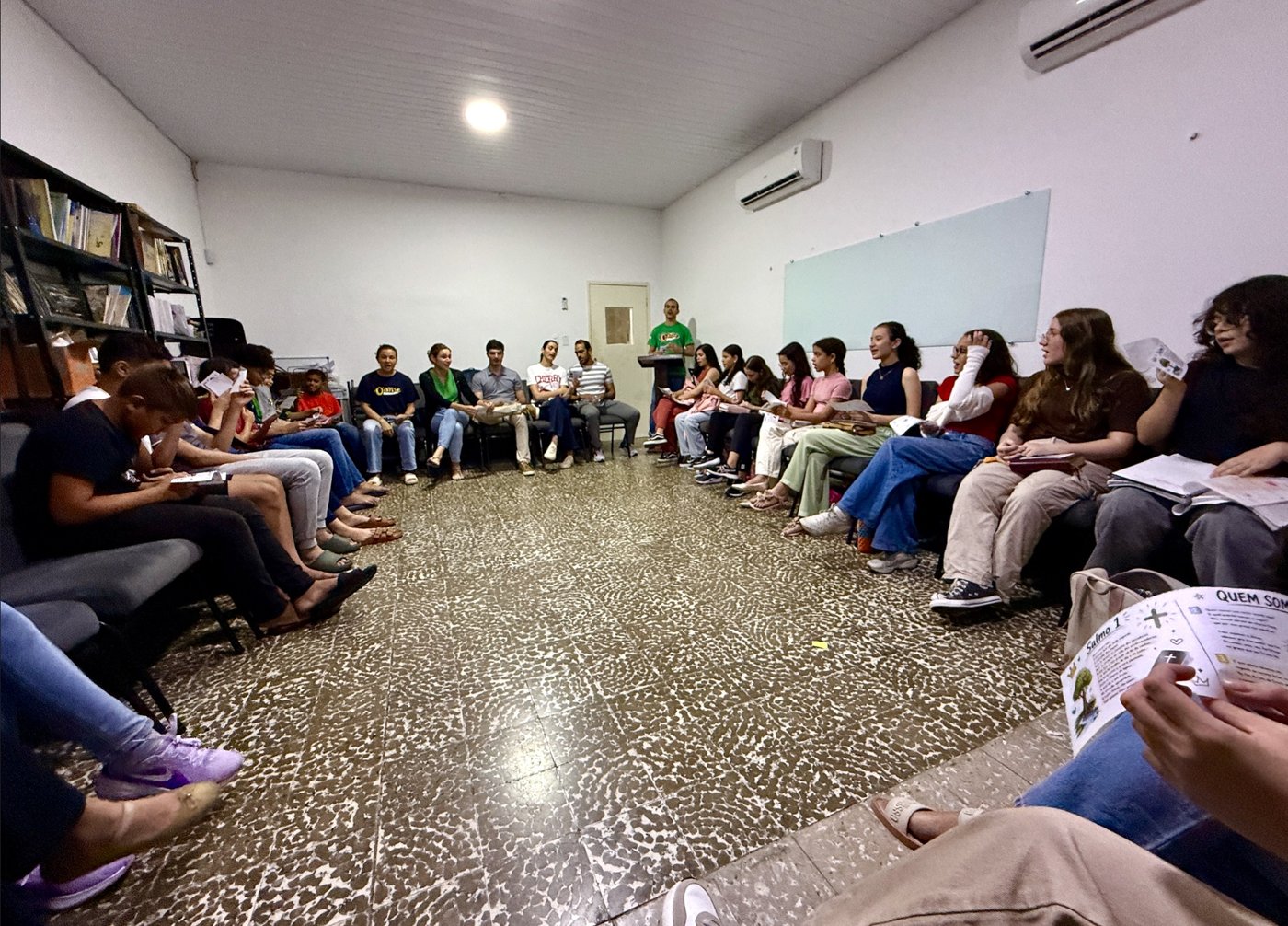 Adolescentes da Igreja Batista Manancial reunidos em círculo de estudo