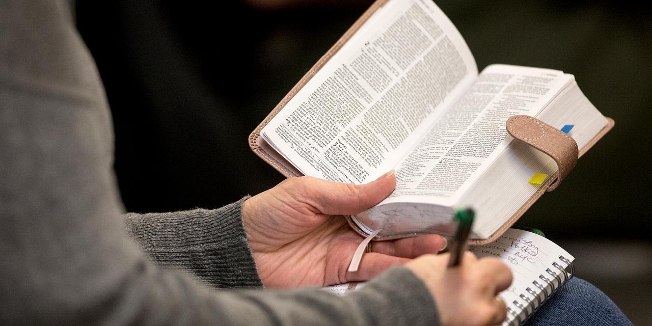 Leitura da Bíblia e anotações durante estudo