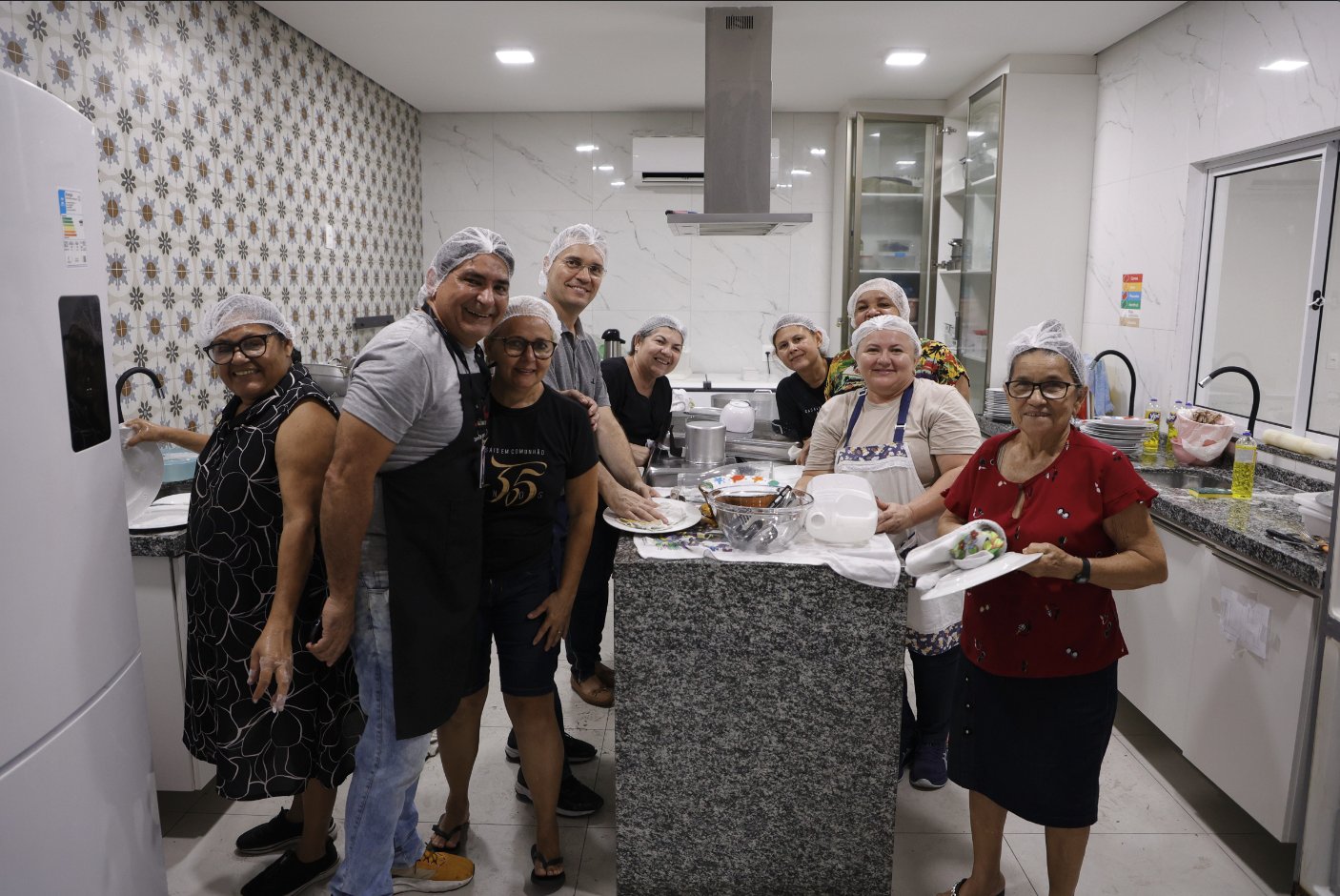 Sociedade Feminina servindo na cozinha da igreja